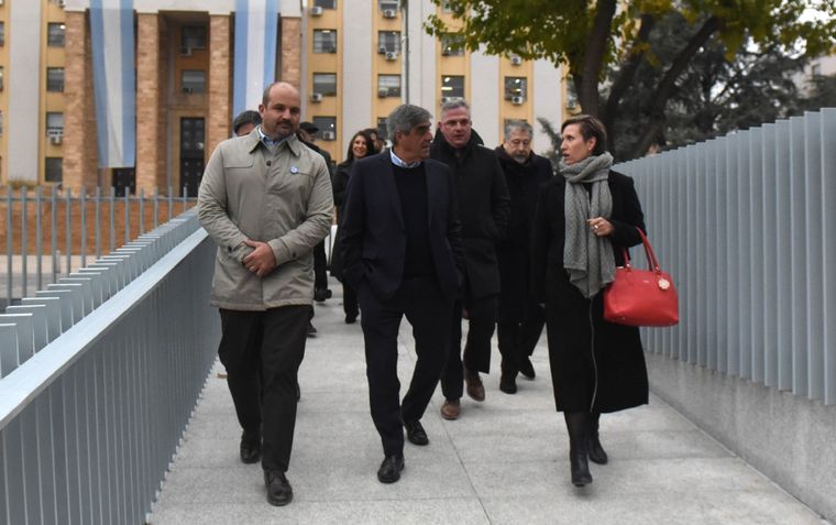 Jimena Latorre junto a la Comisión Directiva de CAEM Foto: Gobierno de Mendoza
