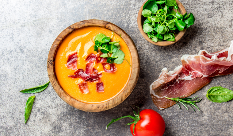 La receta original no llevaba tomate, este ingrediente se incorporó después de su llegada a Europa. La receta original no llevaba tomate, este ingrediente se incorporó después de su llegada a Europa.