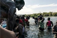 Una de las imágenes del año: hasta 12.000 migrantes, en su mayoría haitianos, fueron retenidos en un campamento improvisado bajo un puente que entre Texas y México, en septiembre. Foto: REUTERS