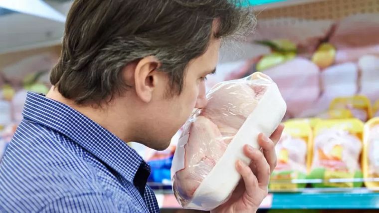 El olfato no nos revela necesariamente el estado de un alimento. Foto: GETTY IMAGES