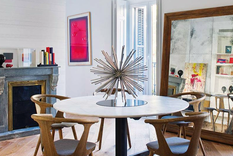 El espejo es un recurso muy utilizado para decorar ambientes con paredes blancas. Foto: gentileza elledecor.com