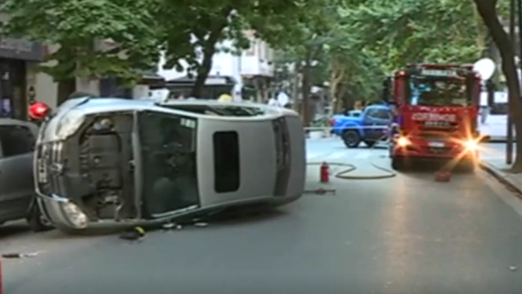 Un hombre chocó a un auto estacionado y volcó en un coqueto barrio porteño