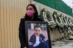 Mirian Guise sostiene una foto de su hijo muerto en el colegio Enrique Rébsamen, 19 septiembre 2020. Foto: RT