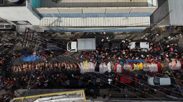Los vecinos de las favelas llevaron unos 50 cuerpos a Plaza San Lucas.