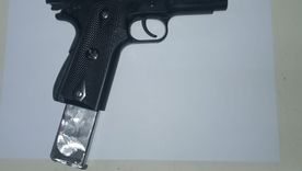 vio a la policia, escapo y fue detenido: llevaba una replica de pistola 9 mm. vio a la policia, escapo y fue detenido: llevaba una replica de pistola 9 mm.