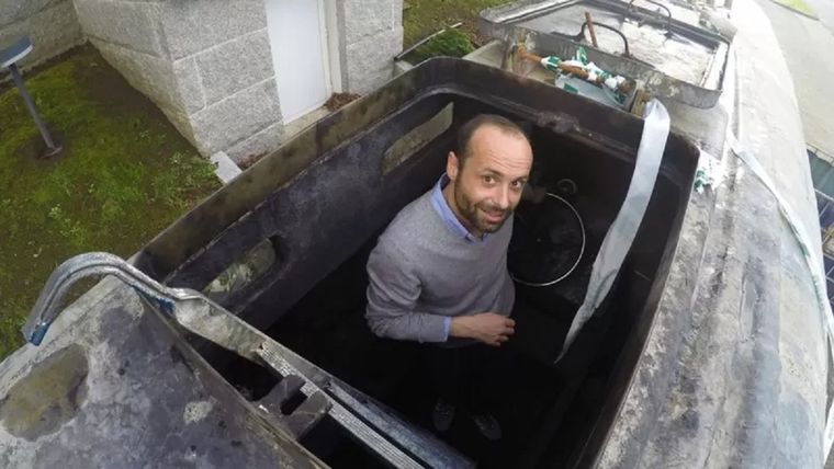 Javier Romero visitando el narcosubmarino para uno de los reportajes en su periódico, La Voz de Galicia. Foto: ÓSCAR VÁZQUEZ