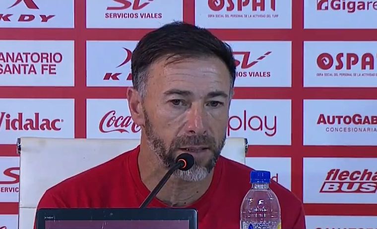 El Kily González mostró su orgullo sobre el final del partido. Foto: Captura