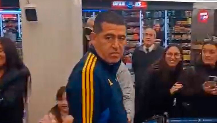 Riquelme vivió un desagradable momento en su regreso al país. Foto: Captura @juegosimple__