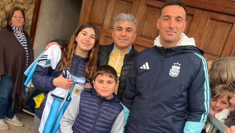 Franco, el nene que le hizo firmar el contrato a Scaloni, posó junto a su familia con el padre de la Scaloneta.