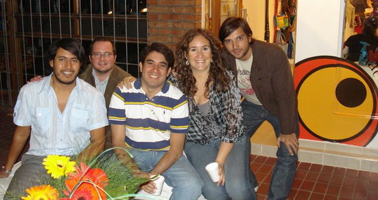 Gisela Vázquez recibió a sus amigos y aprovechó para posar con ellos: Matías Miranda, Germán Castellano, Rodolfo De Juan y Andrés Domínguez. Foto: Gentileza
