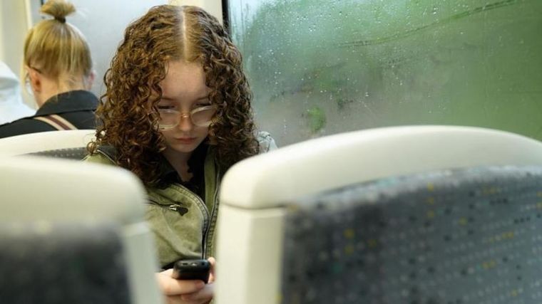 Ruby se pone nerviosa si tiene que llamar para confirmar su horario de trabajo. Ahora ya no tiene acceso a la app de la cual dependía. Foto: BBC / KRISTIAN JOHNSON