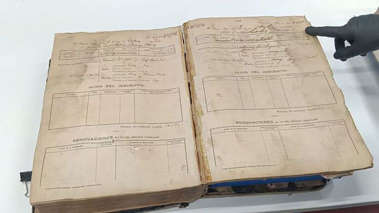 La Comisión Gardel Rioplatense presentó el acta de 1920 hallada en el Consulado de Uruguay en Buenos Aires. La Comisión Gardel Rioplatense presentó el acta de 1920 hallada en el Consulado de Uruguay en Buenos Aires.