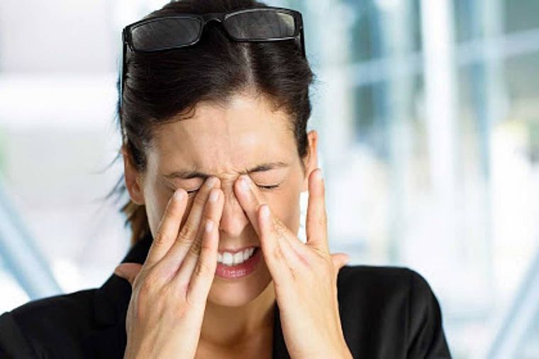 Tocarse la cara es un hábito que debemos rever ante la pandemia de Covid-19