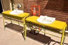 sorpresa por los curiosos lavamanos portatiles que entrego un municipio de mendoza