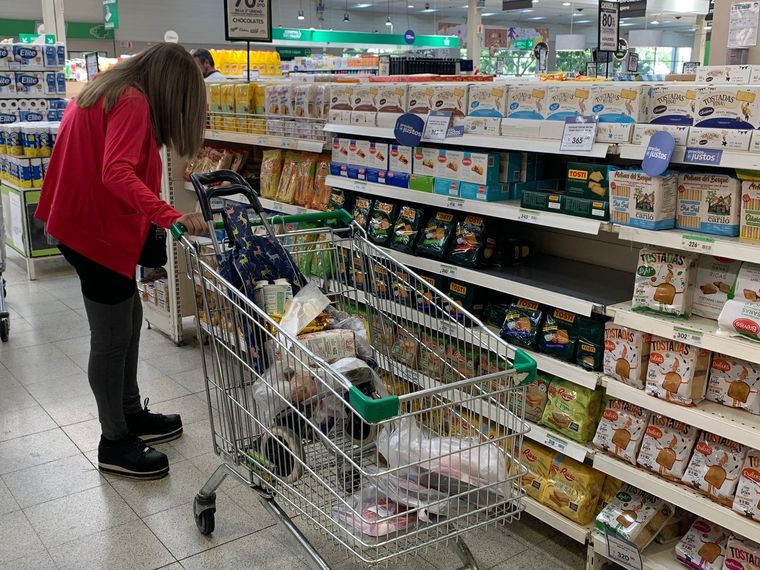 Los precios aumentan más lento mes a mes, y en mayo la inflación caería a la mitad de la que hubo en abril. Foto: MDZ