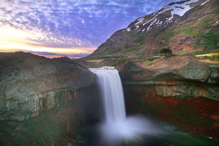 El Salto del Agrio es uno de los paisajes más imponentes de la Patagonia argentina.
