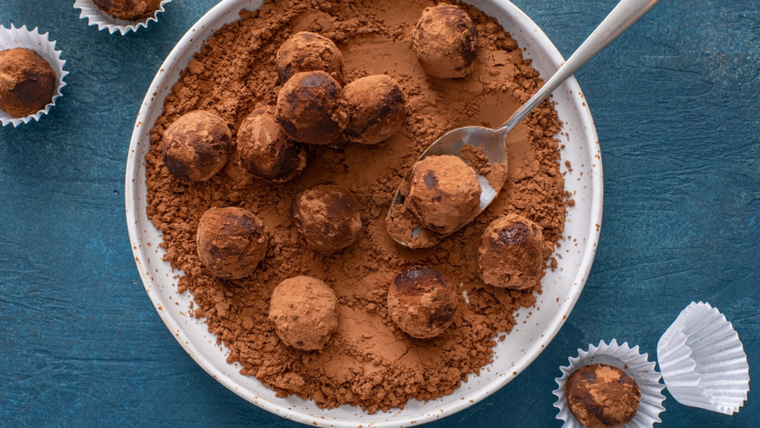 Las primeras trufas nacieron en Francia a fines del siglo XIX, casi por accidente, cuando un aprendiz mezcló crema caliente con chocolate. Las primeras trufas nacieron en Francia a fines del siglo XIX, casi por accidente, cuando un aprendiz mezcló crema caliente con chocolate.