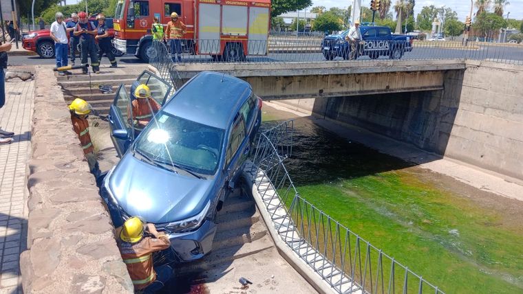 El Toyota quedó incrustado en la pasarela que conecta la Terminal con calle Alem. Foto: Prensa de Seguridad Mendoza