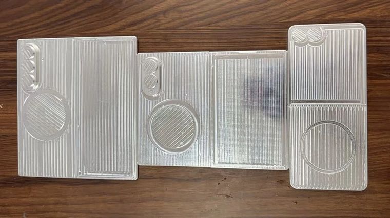 Las unidades ficticias muestran un cuerpo más cómodo para el uso diario de estos nuevos celulares. Las unidades ficticias muestran un cuerpo más cómodo para el uso diario de estos nuevos celulares.