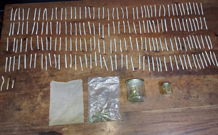 Los más de 180 cigarrillos de marihuana incautados en los operativos en Maipú.&nbsp;