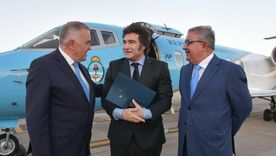 Javier Milei, junto a los gobernadores Jaldo y Jalil Javier Milei, junto a los gobernadores Jaldo y Jalil