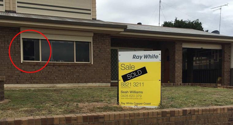 La silueta de un hombre apareció en la foto de una casa deshabitada