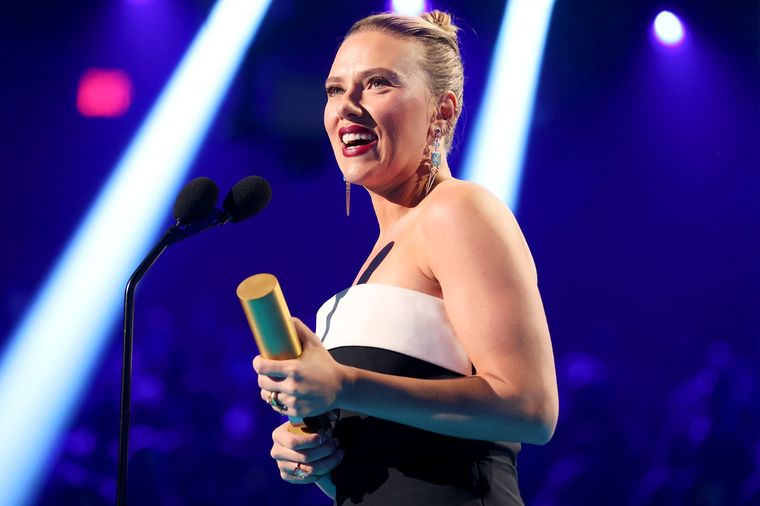 Scarlett Johansson y Miley Cyrus se ven involucradas en este duelo con un jumpsuit blanco y negro Foto: People