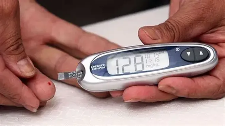Consultar a tiempo puede evitar complicaciones muy serias con la diabetes. Consultar a tiempo puede evitar complicaciones muy serias con la diabetes.