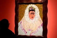 En Autorretrato con Tehuana, como en muchas otras ocasiones, Frida Kahlo luce un vestido zapoteca