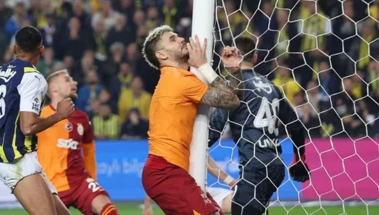 El duro golpe de Icardi contra el poste. Foto: Redes Sociales