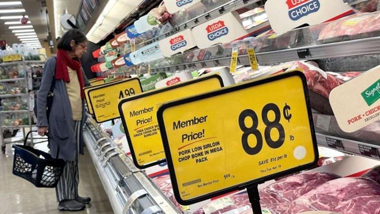 Cuando un país impone aranceles, los consumidores de ese país pueden enfrentar aumentos de precios. Foto: Getty Images