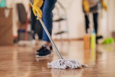 La inteligencia artificial explicó que debes secar el piso correctamente para evitar esparcir la suciedad. Foto: Shutterstock La inteligencia artificial explicó que debes secar el piso correctamente para evitar esparcir la suciedad. Foto: Shutterstock