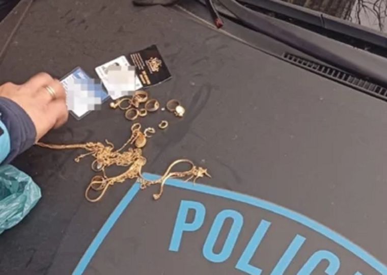Cinco jóvenes chilenos y un argentino llevaban joyas y fueron detenidos por intentar coimear a efectivos de la Policía de la Ciudad&nbsp;