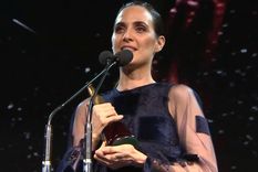 Multipremiada Julieta les encontró una función a sus estatuillas.