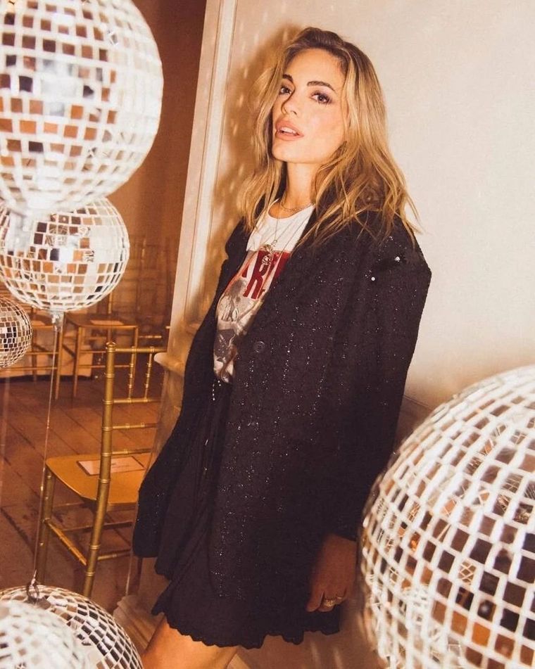 Emilia Attias nos muestra 3 minifaldas esenciales para este 2022 Foto: Instagram