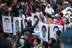 padres de los 43 piden ayuda a jefe narco para ubicar los cuerpos