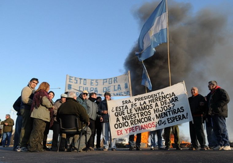 Los ex trabajadores de YPF continúan con sus reclamos en el Acceso Este. Foto: Nacho Gaffuri / MDZ