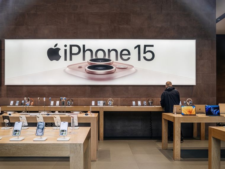 Gracias al puerto USB-C, el smartphone de Apple facilita la conectividad con múltiples accesorios universales. Gracias al puerto USB-C, el smartphone de Apple facilita la conectividad con múltiples accesorios universales.