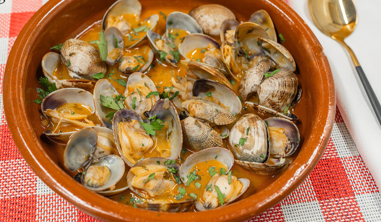 La receta de almejas a la marinera tiene su origen en las regiones costeras del norte de España.