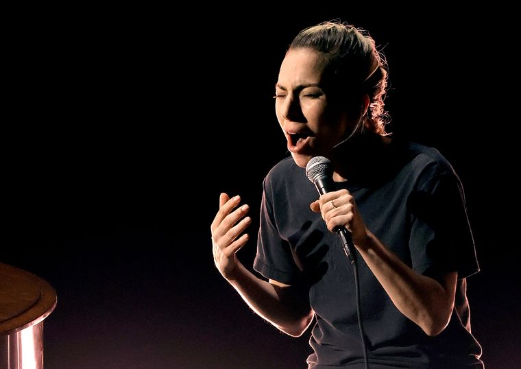 Lady Gaga cantó en los Premios Oscar.