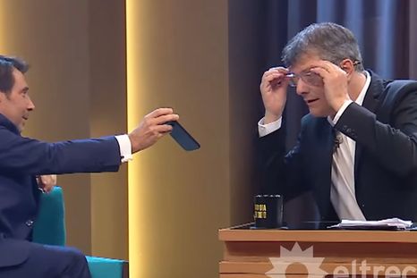 Eduardo Feinmann le enseñó a Mario Pergolini el mensaje que le envió Baby Etchecopar. Eduardo Feinmann le enseñó a Mario Pergolini el mensaje que le envió Baby Etchecopar.