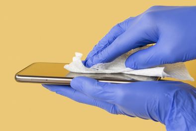 MDZol | Es importante limpiar la pantalla del celular. Foto: Fuente: Freepik