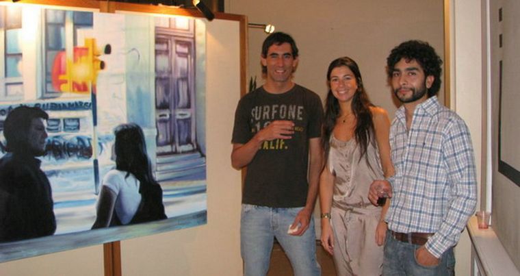 Dos artistas expositores: Adrián Mazieri y Juan Castillo junto a  María Florencia Rodríguez, mentora de la muestra. Foto: Gentileza