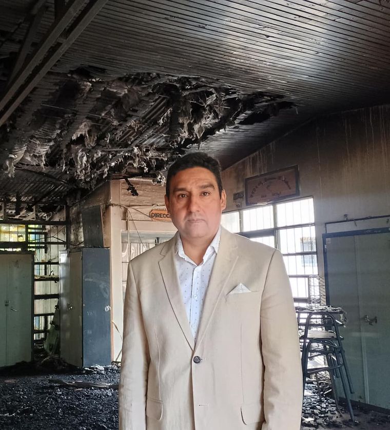 Las imágenes muestran cenizas y rejas ennegrecidas tras el incendio. Prometen habilitar sectores en solo una semana. Las imágenes muestran cenizas y rejas ennegrecidas tras el incendio. Prometen habilitar sectores en solo una semana.