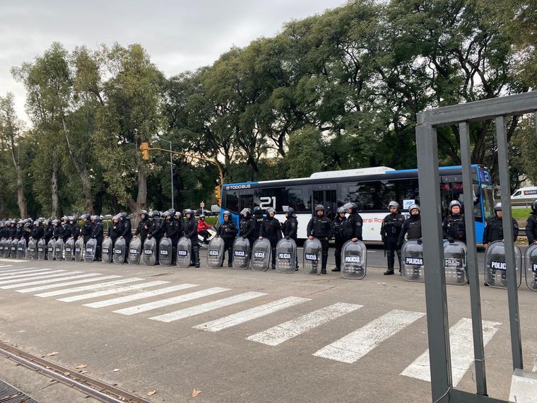 Protocolo antipiquete, efectuado por la Policía de la Ciudad. Protocolo antipiquete, efectuado por la Policía de la Ciudad.
