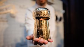 El corcho bañado en oro de Juan Carlos Pallarols, símbolo del prix. Foto: Gentileza