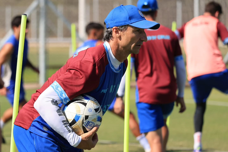 Mariano Toedtli, DT de Godoy Cruz, ve como llega el primer refuerzo.