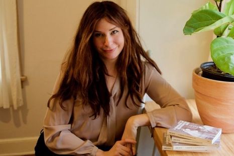 Foto: CASSANDRA GILLIG. Anne Boyer es autora de Desmorir. Una reflexión sobre la enfermedad en un mundo capitalista, ganador del Premio Pulitzer de Ensayo 2020.