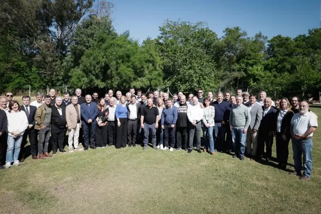 Kicillof apoya el pedido de los intendentes. Máximo Kirchner y Sergio Massa rechazan las reelecciones indefinidas.&nbsp;