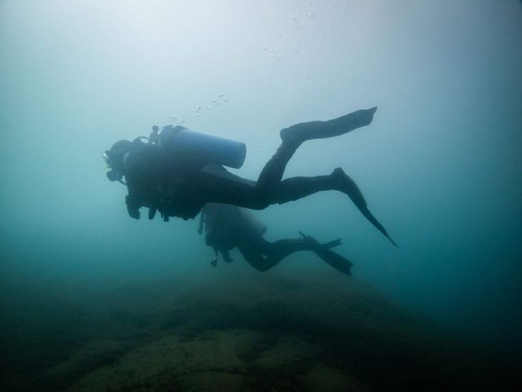 Buceo en Potrerillos, Mendoza Buzos de Aquanautas MDZ exploran las profundidades del dique Potrerillos. Foto: Ignacio Blanco